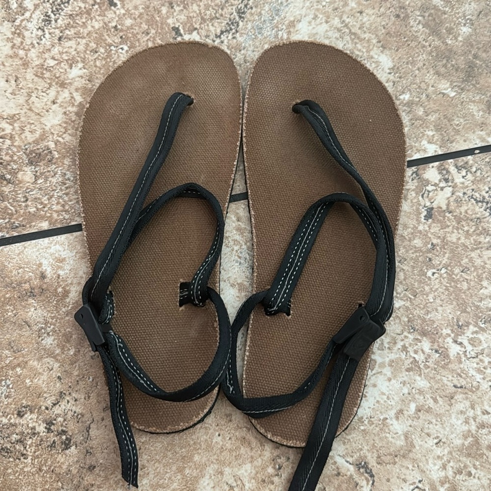 Used women’s size 10 Earth runners with black laces